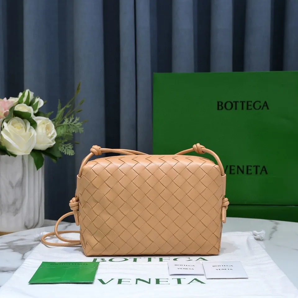 Batch 1260 B's new large Loop camera bag is here🔥Classic woven logo✅ The bag body is made of selected original sheepskin. The texture is soft and waxy. The simple square body is classic and versatile. The interior design is very practical. It has a lot of space and has an adjustable iconic leather drawstring. It can be said to be both elegant and practical. The design is very simple and elegant, with a kind of literary retro style. Size 22x15x8, model: 6684#
